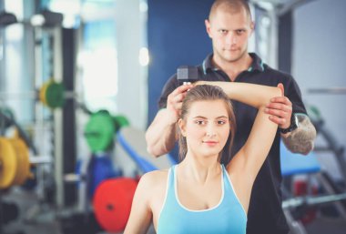 Güzel kadın onu antrenman ör ile egzersiz jimnastik salonu. Güzel kadın. Spor salonu