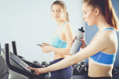 Bir grup insan üzerinde eğitmenler egzersiz jimnastik salonu. insanlar vasıl jimnastik salonu