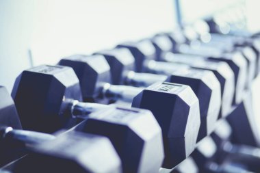 Bir grup insan üzerinde eğitmenler egzersiz jimnastik salonu. insanlar vasıl jimnastik salonu