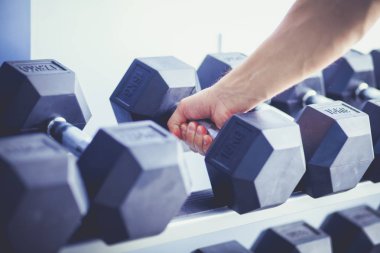 Bir grup insan üzerinde eğitmenler egzersiz jimnastik salonu. insanlar vasıl jimnastik salonu