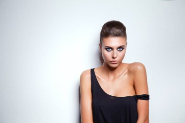 Kolyeli güzel bir kadının portresi, beyaz arka planda izole edilmiş. Güzel bir kadının portresi..