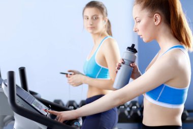 Bir grup insan üzerinde eğitmenler egzersiz jimnastik salonu. insanlar vasıl jimnastik salonu