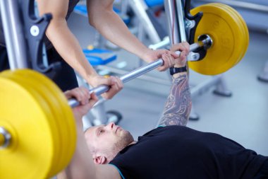 Halter salonunda ile vücut geliştiricisi. Vücut geliştirmeci
