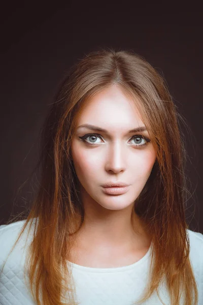 Retrato de una mujer hermosa, aislada sobre fondo negro. Retrato de una mujer hermosa — Foto de Stock