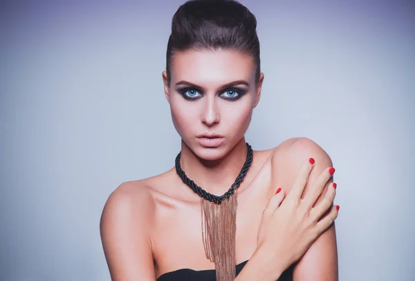 Retrato de una hermosa mujer con collar, aislado sobre fondo blanco. Retrato de una mujer hermosa. — Foto de Stock