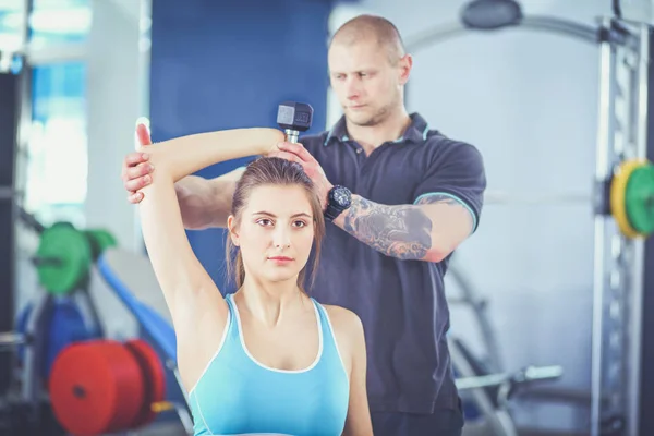 Schöne Frau im Fitnessstudio, die mit ihrem Trainer trainiert. schöne Frau. Fitnessstudio — Stockfoto