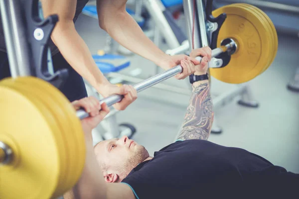 Bodybuilder avec haltère dans la salle de gym. Bodybuilder — Photo