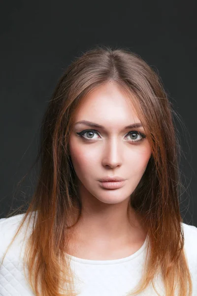 Retrato de una mujer hermosa, aislada sobre fondo negro. Retrato de una mujer hermosa — Foto de Stock