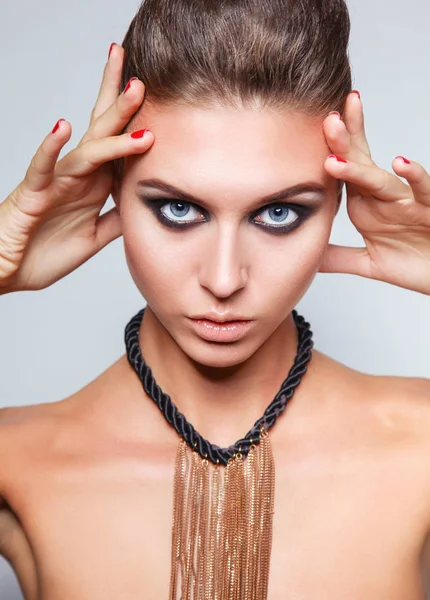 Retrato de una hermosa mujer con collar, aislado sobre fondo blanco. Retrato de una mujer hermosa. —  Fotos de Stock