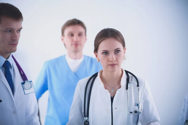 여자 의사 가 병원에서 청진기를 들고 서 있습니다. 여의사 — 스톡 사진