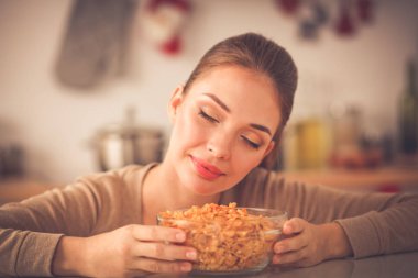 Gülümseyen çekici kadın kahvaltı mutfak iç. Gülümseyen çekici kadın.