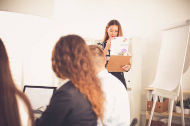 Oturma ve ofiste iş toplantısında tartışırken iş adamları. İş adamları
