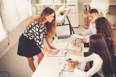 Oturma ve ofiste iş toplantısında tartışırken iş adamları. İş adamları