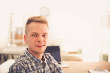 İş adamları ofiste görüştüler.