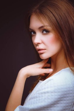 Siyah arka plan üzerine izole güzel bir kadın portresi. Güzel bir kadın portresi