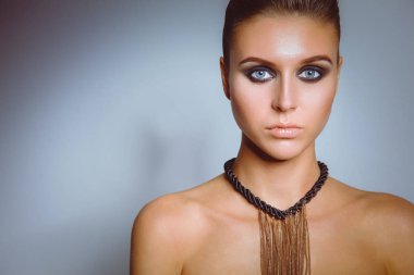 Kolyeli güzel bir kadının portresi, beyaz arka planda izole edilmiş. Güzel bir kadının portresi..