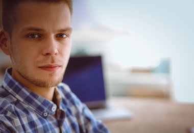 İş adamları ofiste görüştüler.