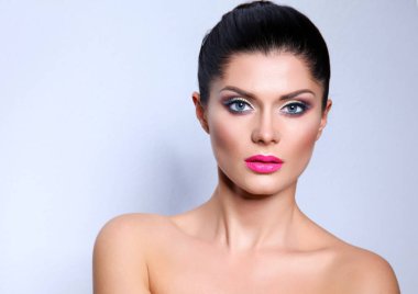 Gri arka planda izole edilmiş güzel bir kadının portresi. Güzel bir kadının portresi