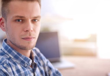 İş adamları ofiste görüştüler.