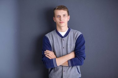 siyah background.portrait genç bir adam üzerinde genç bir adam portresi.