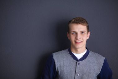 siyah background.portrait genç bir adam üzerinde genç bir adam portresi.