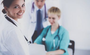 Tıp grubunun önünde çekici bir kadın doktor.