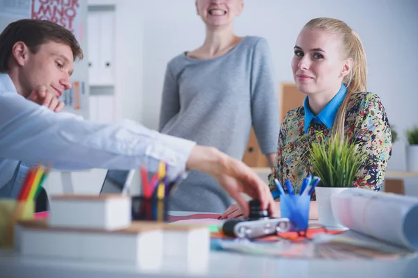 Jóvenes empresarios que trabajan en la oficina en un nuevo proyecto. Jóvenes empresarios. — Foto de Stock