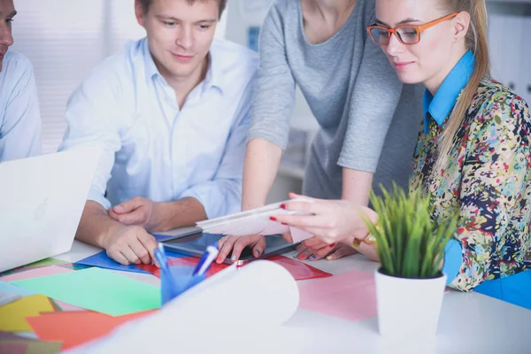 Jonge zakenmensen die op kantoor werken aan een nieuw project. Jonge zakenmensen. — Stockfoto