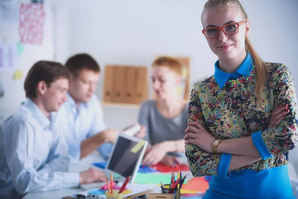 Porträtt av attraktiva kvinnliga designer i office. Kvinnliga formgivare — Stockfoto