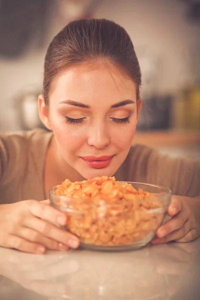 Lachende aantrekkelijke vrouw ontbijten in keuken interieur. Lachende aantrekkelijke vrouw. — Stockfoto