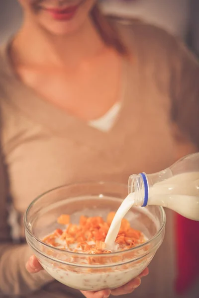 Smiling attractive woman having breakfast in kitchen interior. Smiling attractive woman. — Stock Photo, Image