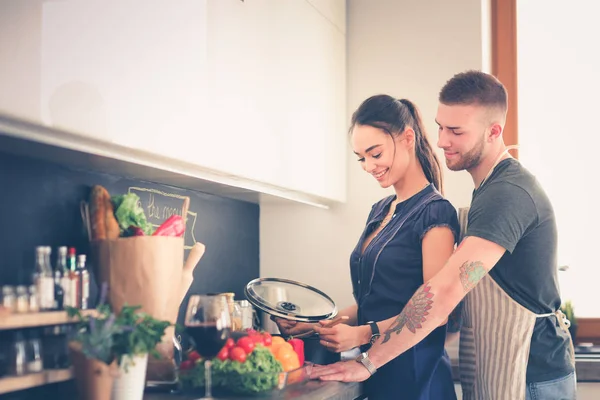 Pareja cocinando juntos en su cocina en casa — Foto de Stock