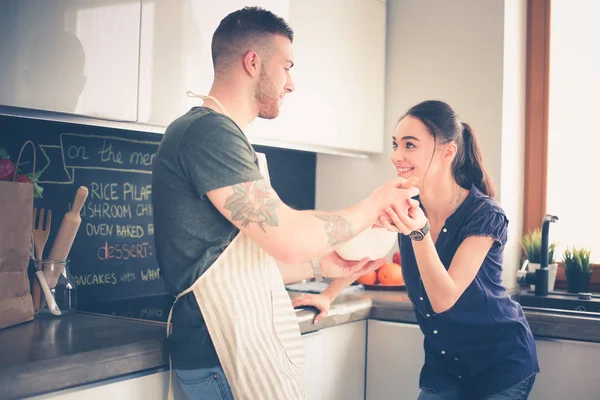 Пара готує разом на своїй кухні вдома — стокове фото