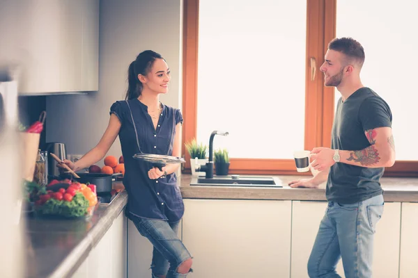 Paar koken samen in hun keuken thuis — Stockfoto