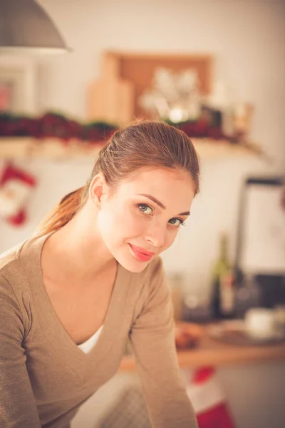 Femme attrayante souriante prenant le petit déjeuner dans la cuisine intérieure. Souriant femme attrayante . — Photo