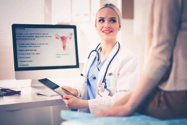 Doktorn och patienten diskuterar något när de sitter vid bordet. Medicin och hälsovård koncept. Läkare och patient — Stockfoto