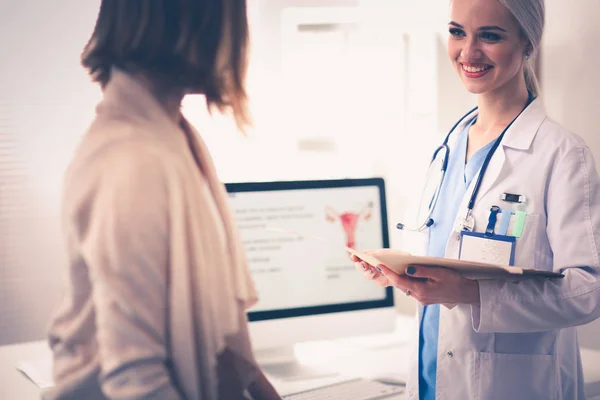 Dottore e paziente discutono di qualcosa mentre sono seduti al tavolo. Medicina e concetto di assistenza sanitaria. Medico e paziente — Foto Stock