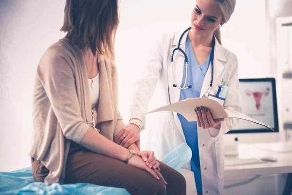 Médico e paciente discutindo algo enquanto se senta na mesa. Conceito de medicina e cuidados de saúde. Médico e paciente — Fotografia de Stock