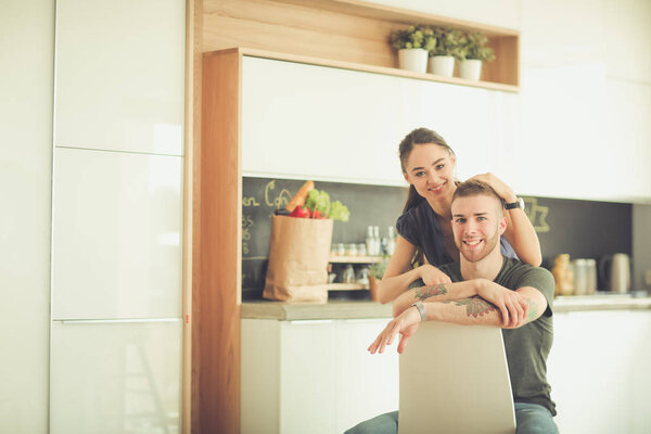 Красивая молодая пара веселится дома на кухне