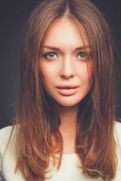 Retrato de una mujer hermosa, aislada sobre fondo negro. Retrato de una mujer hermosa — Foto de Stock