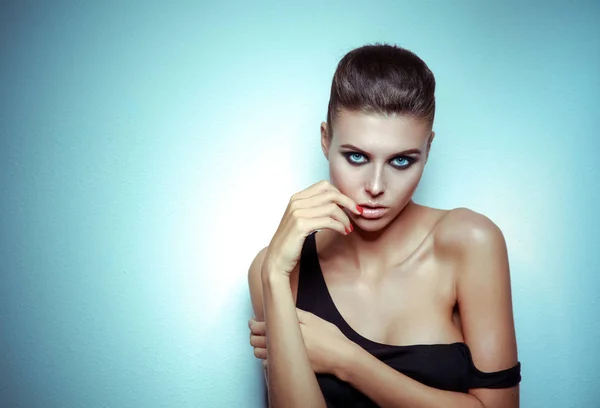 Retrato de una hermosa mujer con collar, aislado sobre fondo blanco. Retrato de una mujer hermosa. —  Fotos de Stock