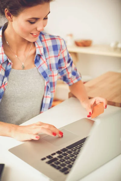Leende kvinna online shopping med dator och kreditkort i kök. Leende kvinna — Stockfoto