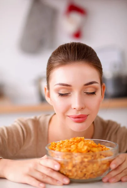 Sorridente donna attraente che fa colazione in cucina interna. Sorridente donna attraente . — Foto Stock