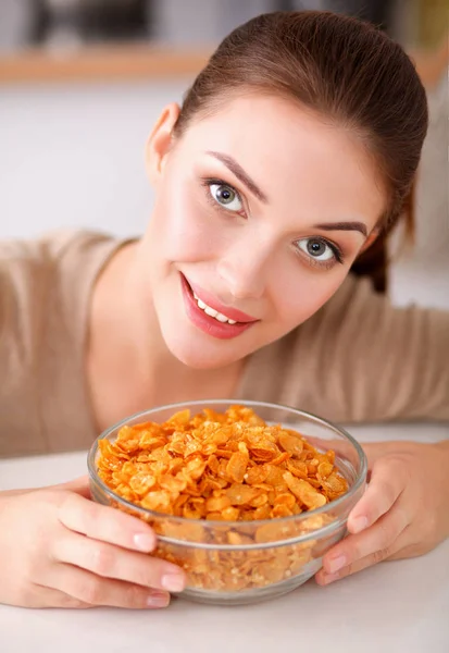 Mujer atractiva sonriente desayunando en el interior de la cocina. Mujer atractiva sonriente . — Foto de Stock