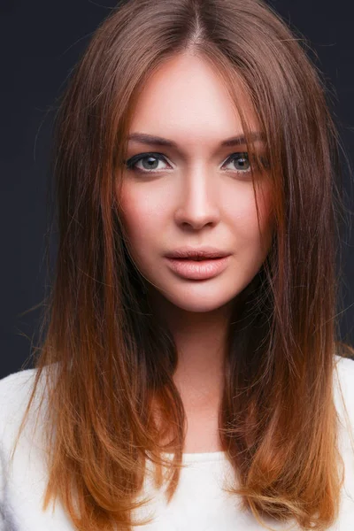 Retrato de una mujer hermosa, aislada sobre fondo negro. Retrato de una mujer hermosa — Foto de Stock