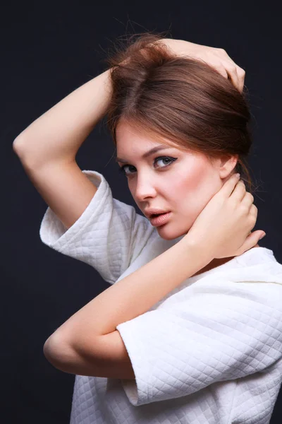 Retrato de uma mulher bonita, isolada sobre fundo preto. Retrato de uma mulher bonita — Fotografia de Stock