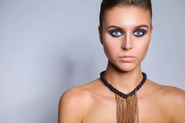 Retrato de una hermosa mujer con collar, aislado sobre fondo blanco. Retrato de una mujer hermosa. —  Fotos de Stock