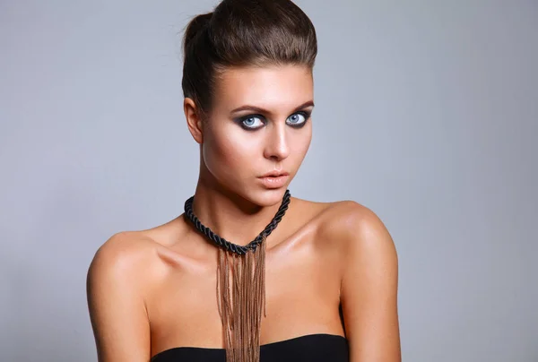 Retrato de una hermosa mujer con collar, aislado sobre fondo blanco. Retrato de una mujer hermosa. — Foto de Stock