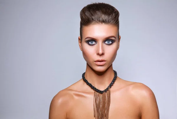 Retrato de una hermosa mujer con collar, aislado sobre fondo blanco. Retrato de una mujer hermosa. —  Fotos de Stock