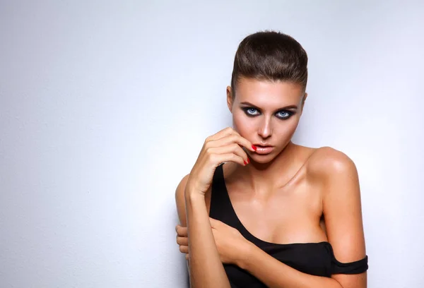 Retrato de una hermosa mujer con collar, aislado sobre fondo blanco. Retrato de una mujer hermosa. — Foto de Stock